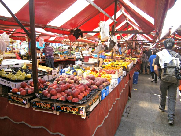 l mercato di Porta palazzo e i suoi ritmi giornalieri