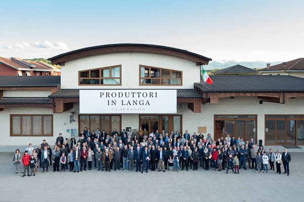 I produttori in Langa festeggiano sessanta vendemmie