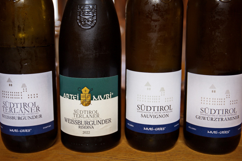 Selezione di bottiglie di vini bianchi Muri Gries: Pinot Bianco, Weissburgunder Riserva Abtei Muri, Sauvignon e Gewürztraminer