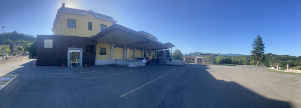 Veduta panoramica della cantina dei Produttori del Gavi, immersa nel verde delle colline circostanti.