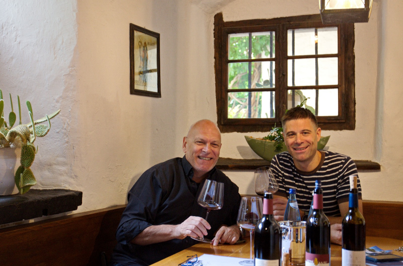 Momento di degustazione nella sala di rappresentanza dell'Abbazia con l'enologo Manfred Bernard in compagnia dell'Autore, circondati dalle bottiglie della cantina