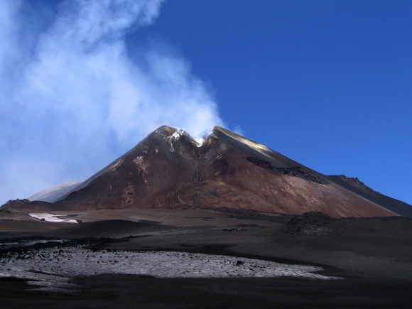 Paesaggio vulcanico con cono eruttivo attivo - ambiente geologico dell'Etna dove si allevano vitigni "vulcanici" dal carattere minerale distintivo come il nerello mascalese