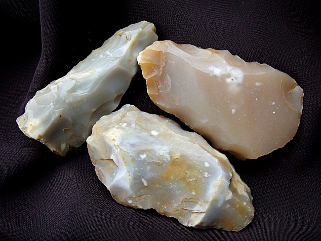 Frammenti di selce grigio-biancastra su sfondo scuro - pietra focaia tipica dei suoli di Sancerre e Pouilly-Fumé che conferisce note minerali distintive ai vini sauvignon blanc