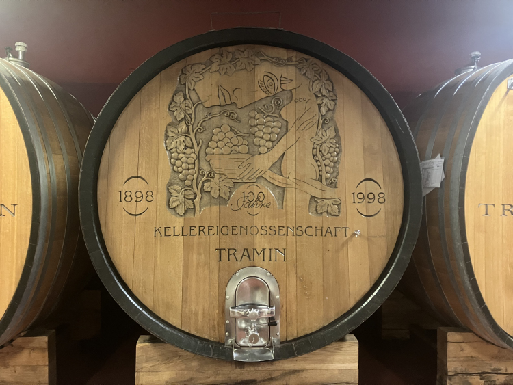 La grande botte realizzata per commemorare il secolo di vita di Cantina Tramin