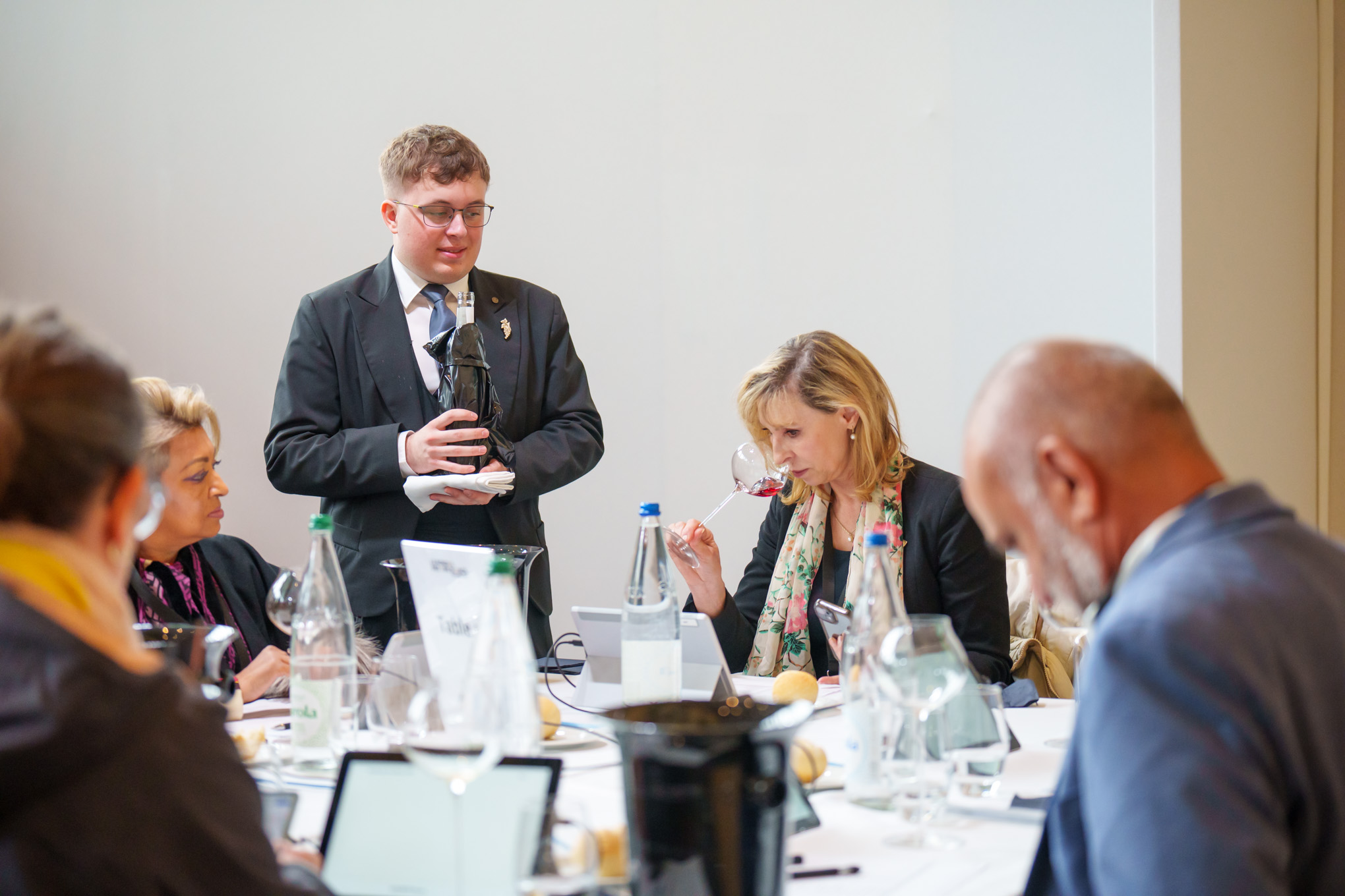 Il servizio dei vini al Mondial des Vins Blancs Strasbourg