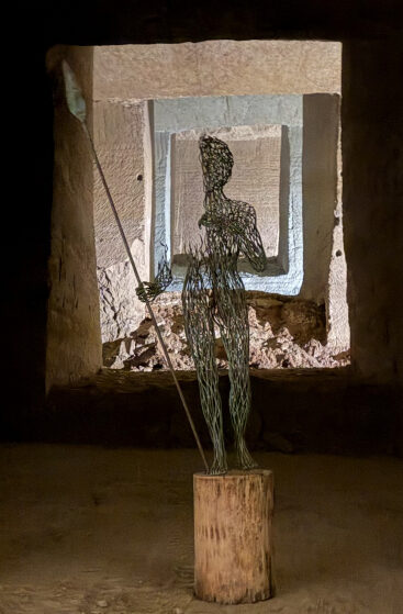 Un opera di Stefano Bonzano esposta presso all'interno dell'antica cava del Castello di Uviglie