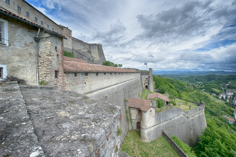 Il Forte di Gavi domina i vigneti del Gavi DOCG Spumante Metodo Classico
