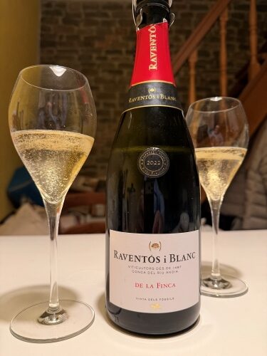 Bottiglia con due calici di Raventós i Blanc - De la Finca - Brut Nature - 2022