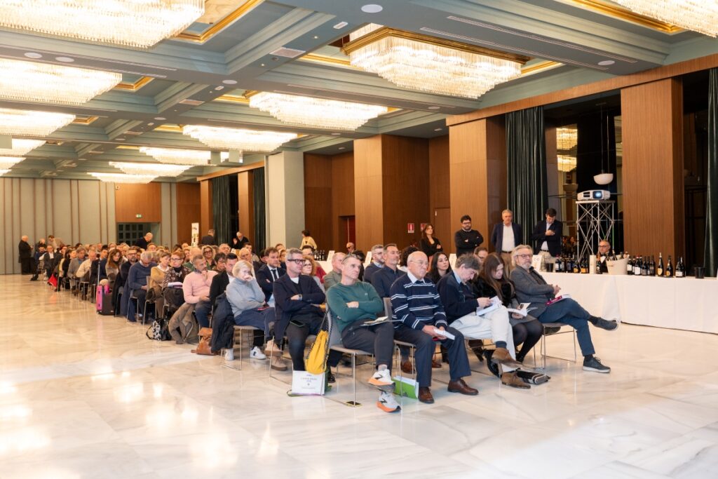 I partecipanti alla presentazione della Guida Cantine d'Italia 2026 di Go Wine