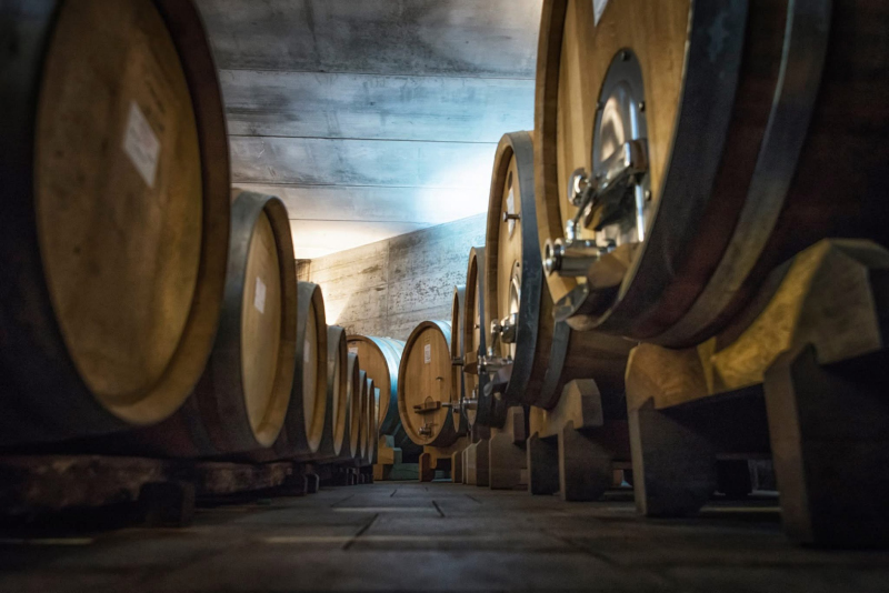 Le Strette: la cantina interrata e le sue botti