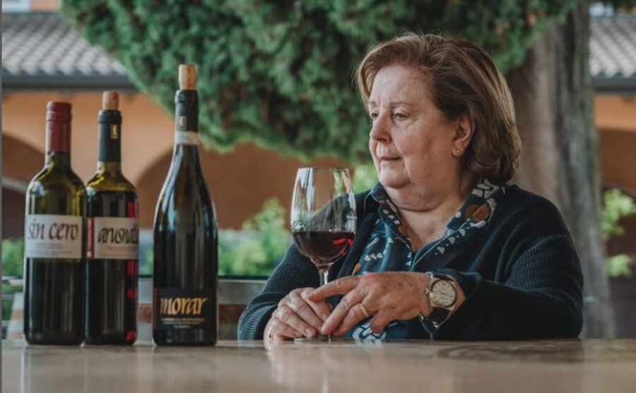 Valentina Cubi con alcune delle sue bottiglie