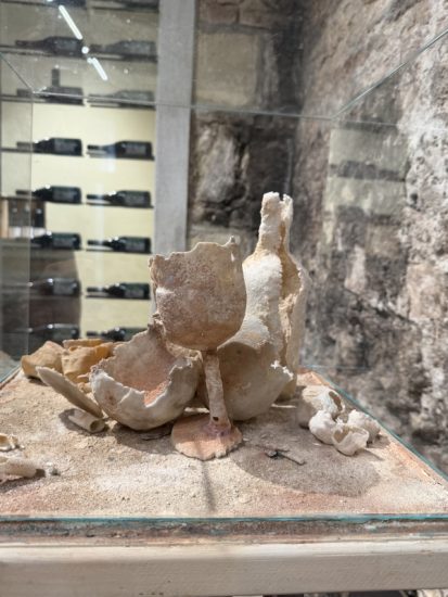 Un'opera di Joan Crous esposta presso il Castello di Uviglie