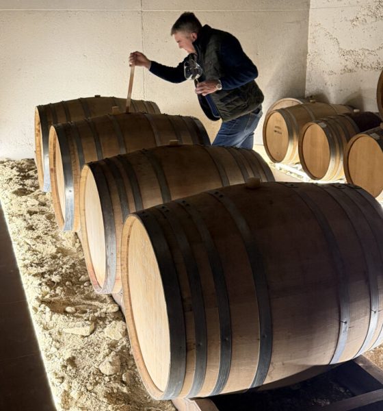 Silvano Bolmida controlla i vini in barrique