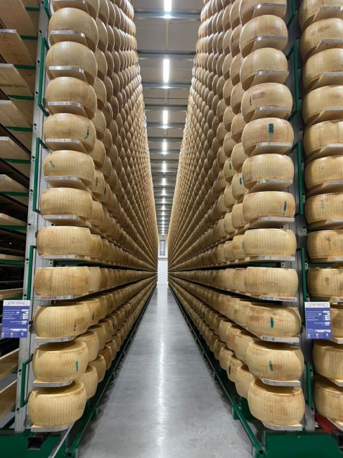 Un magazzino per lo stoccaggio delle forme di Parmigiano Reggiano DOP