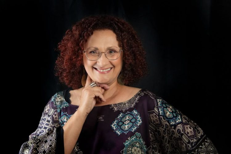 Ritratto professionale di Maddalena Mazzeschi, autrice di “Tappi, tacchi e miracoli - Il lato spirit…oso della comunicazione del vino”, pioniera della comunicazione del vino italiano con 40 anni di esperienza nel settore enologico